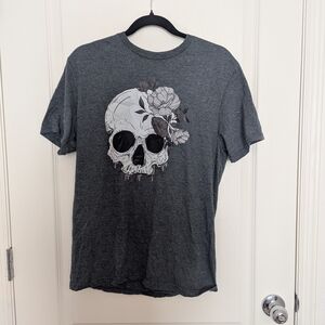 Gray Skull Graphic T-Shirt